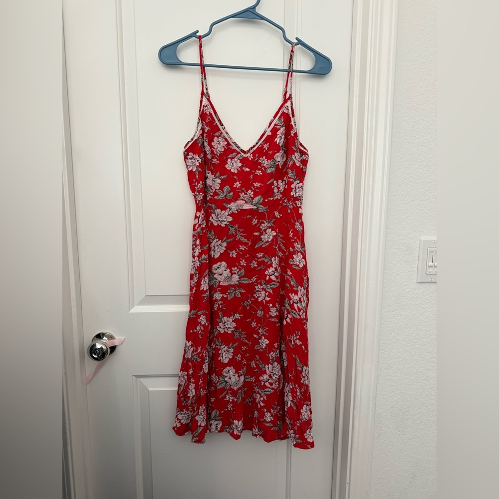 Lulus — Red floral v-neck sundress w/ adjustable straps — size Medium